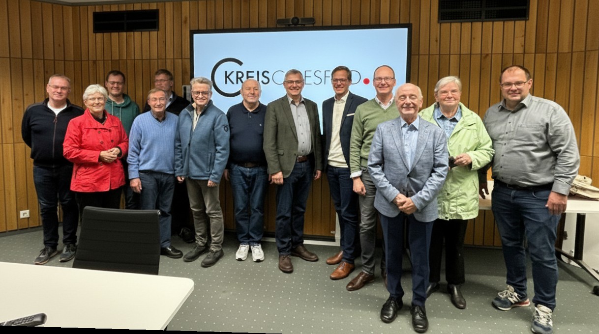 Sozialdezernent Alexander Ruhe (5. v. re.) im Gesprch mit den CDU-Sozialausschssen (CDA) und dem CDA-Bezirksvorsitzenden Wilhelm Korth MdL (6. v. re.) und CDA-Kreisvorsitzenden Valentin Merschhemke (4. v. re. ).