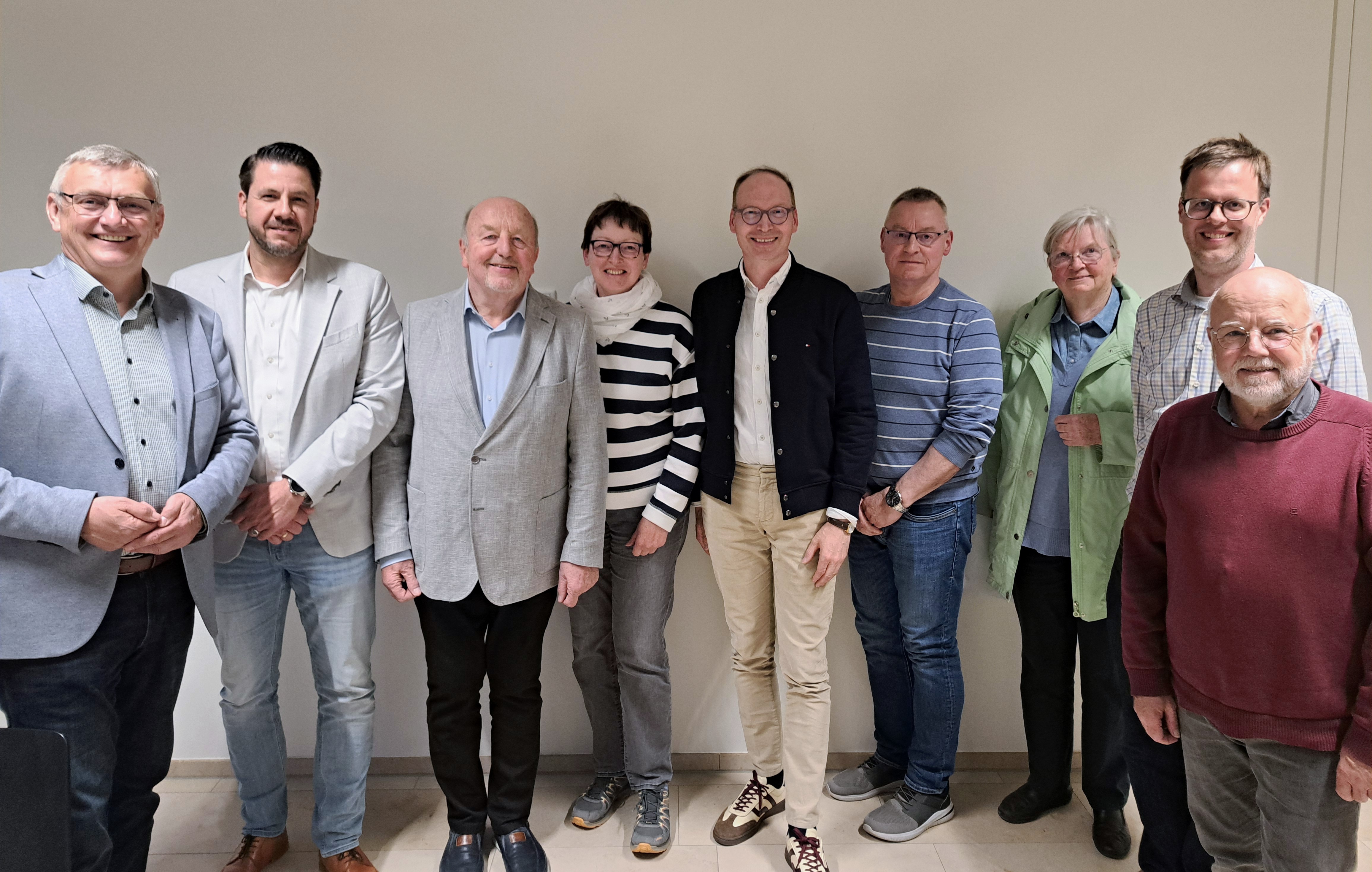 Gro�er Bahnhof f�r CDA-Urgestein Norbert Hagemann: (v.l.n.r.) Lars Vogel (CDU-Stadtverbandsvorsitzender Coesfeld), Wilhelm Korth (MdL) und der Coesfelder CDA-Vorstand mit Valentin Merschhemke (4. von links) und Ulrike Fascher (5. von links) gratulieren No