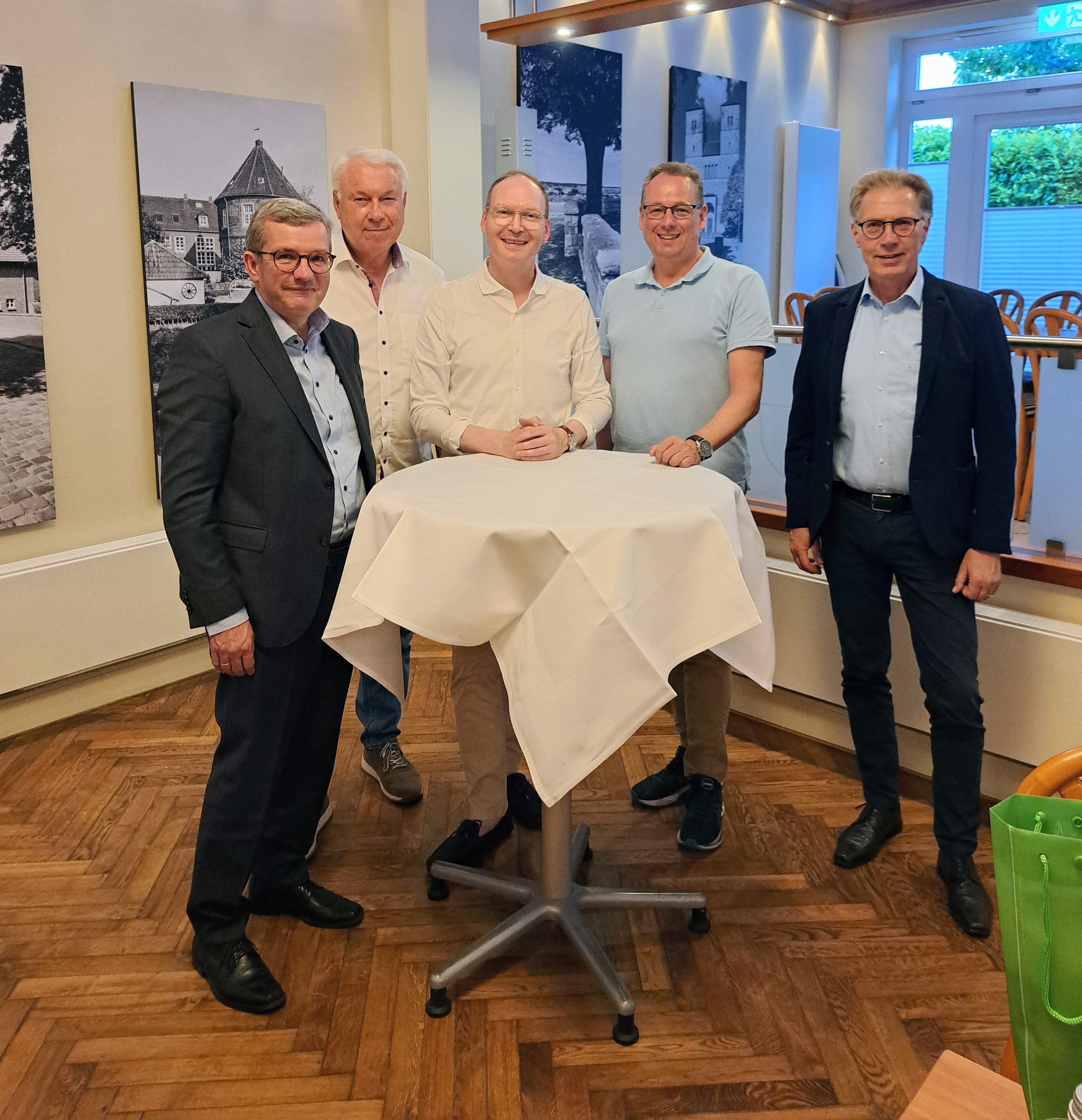 Setzen sich gemeinsam f�r bezahlbaren Wohnraum und neue genossenschaftliche Wege im Kreis ein (v. l.):
Uwe Schramm (Vorstandsvorsitzender WohnBau Westm�nsterland eG), Ludger Wobbe (CDA-Kreisvorstand), Valentin Merschhemke (CDA-Kreisvorsitzender), Sebasti